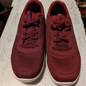 Women's 9.5 Skechers go walk gen5 shoes burgundy